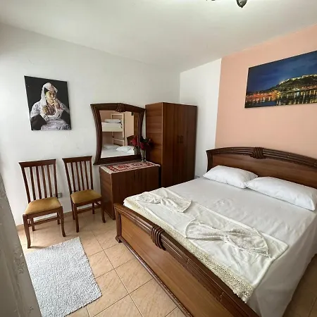 Cozy In The City Center Apartment Shkoder